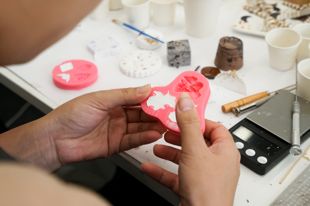 姚喜喜工作室手持硅胶模具制作蜡烛过程实拍
